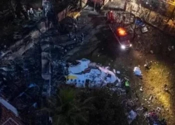 Dos muertos al caer un avión bimotor sobre una avenida en San Pablo