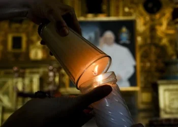 El papa sufre una crisis «repentina» de broncoespasmo y su pronóstico sigue siendo reservado