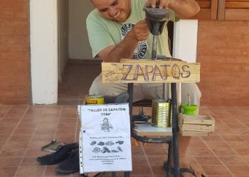 Interno del Hogar San Martín de Tours se capacitó y puso un taller para arreglar zapatos