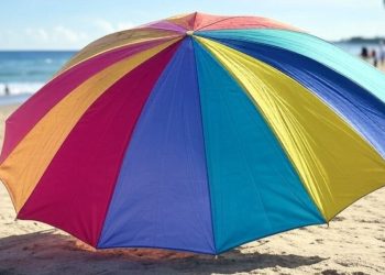 Un invento muy útil: la sombrilla que nos protege del sol y también carga dispositivos electrónicos