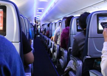 Un piloto explicó por qué es obligatorio activar el modo avión en los vuelos: el motivo que pocos conocen