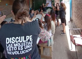 La ONG Juntando Sonrisas se encuentra en la búsqueda gente que desee apadrinar niños en su enseñanza