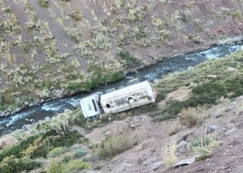Las Loicas: un camión cayó al arroyo El Pehuenche