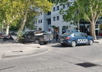 Accidente terminó con una camioneta en la acequia de la UM