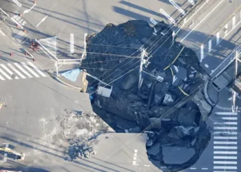 Japón: un camionero lleva tres días atrapado en un cráter de 20 metros