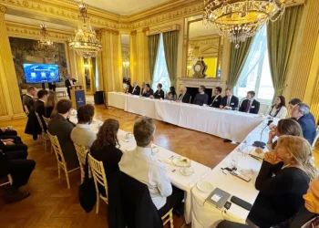 Alfredo Cornejo en Londres: minería, seguridad jurídica y el proyecto que quiere meter en el RIGI