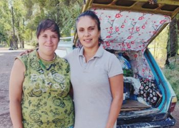 Piden ayuda para una madre y su hija con discapacidad que viven en un auto en Parque Norte tras perder su casa en un incendio