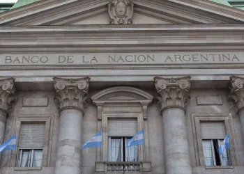 Javier Milei firmó un decreto para convertir al Banco Nación en una sociedad anónima