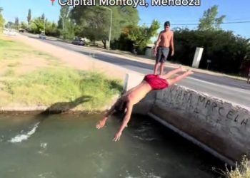 El video viral de los “pibes” sanrafaelinos tirándose “de clavado” en un peligroso canal