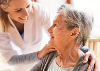 Sueldos 2025: cuánto es el salario de una cuidadora de adulto mayor