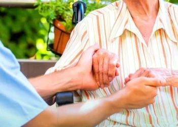 Sueldos: cuánto cobra una cuidadora por hora en febrero 2025