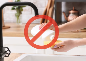Ni jabón ni detergente: el producto que realmente elimina la grasa de la cocina sin esfuerzo