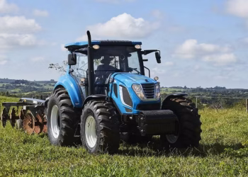 Tragedia en un campo de Río Negro: reparaba su tractor, se le cayó encima y murió aplastado