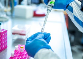 Mujer lleva 18 años en remisión de un cáncer tras una terapia con CAR-T