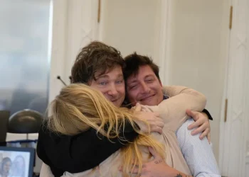 El escándalo de la criptomoneda genera la primera crisis fuerte entre Milei y su asesor político, Santiago Caputo