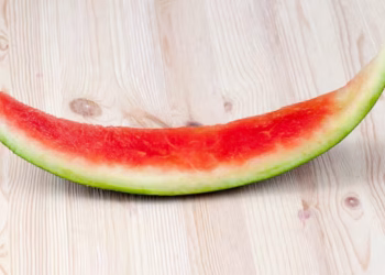 La cáscara de fruta que todos tiramos a la basura y tiene un uso secreto