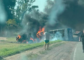 Otro accidente fatal en Argentina: dos camiones perdieron el control, chocaron y murieron dos personas