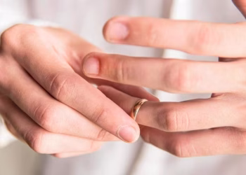 Adiós al dolor: cómo sacar un anillo del dedo hinchado y no sufrir en el intento