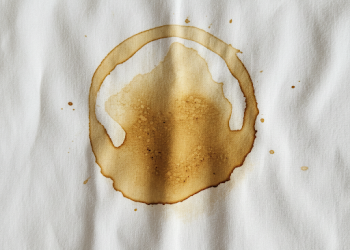 Ni bicarbonato ni lavandina: el truco para eliminar las manchas de café de la ropa