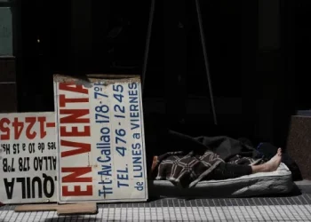 La pobreza bajó a 38,1% en el segundo semestre, según el Indec