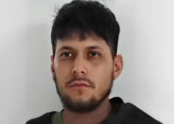 Chico le dijo a su niñera que había un «monstruo» bajo la cama: al revisar, descubrieron a un hombre escondido