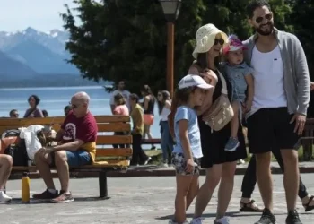 La cantidad de turistas que viajaron por el país en la temporada de verano cayó 3,9% frente a 2024