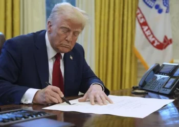 Trump impone aranceles de 25% a las importaciones de México y Canadá