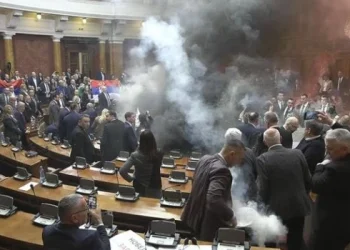 Una sesión del Parlamento Serbio terminó en una batalla campal con bengalas y granadas de humo