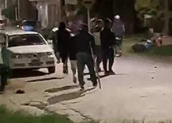 Tres heridos en un enfrentamiento a balazos entre facciones de la barra brava de Sarmiento