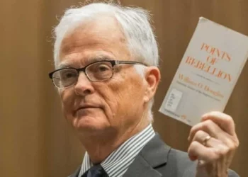 Un juez ordena al Gobierno de Trump devolver sus trabajos a miles de empleados despedidos