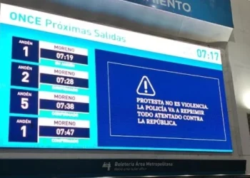 El Gobierno usó las estaciones de tren para advertir sobre la marcha de jubilados