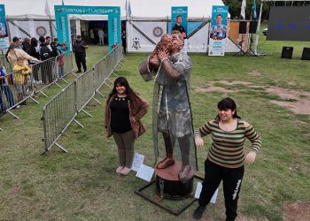 El artista detrás de las esculturas gigantes de Messi y el Dibu Martínez que se expusieron en San Rafael