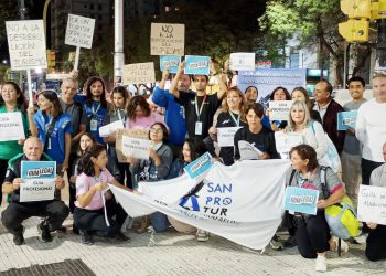 Profesionales del turismo de San Rafael se manifestaron contra la “desregulación” de la actividad