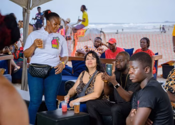 Se enamoró por las redes de un nigeriano 18 años menor, viajó a conocerlo y ahora quiere casarse con él y traerlo a la Argentina