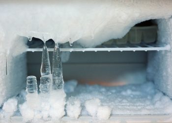 Cómo eliminar rápidamente el hielo que se acumula en el freezer