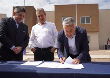 El Gobernador Cornejo entregó 62 viviendas en San Rafael y fue firmado un convenio con el intendente Félix para obras cloacales en el Sur