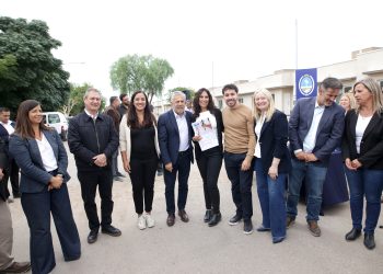 La Provincia apuesta a la obra pública: el Gobernador entregó 62 viviendas y firmó un convenio con Félix para obras cloacales