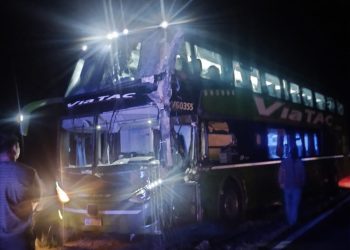 Choque de camión y colectivo en Alvear: dos hombres lesionados