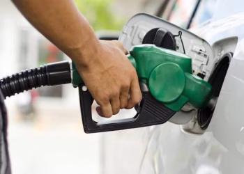 La baja del precio del petróleo le quita presión a la nafta en la Argentina pero puede complicar proyectos en Vaca Muerta