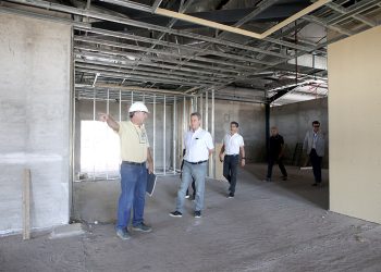 Gran avance para la conectividad: se reanudó la ampliación del aeropuerto de San Rafael y el intendente Omar Félix visitó las obras