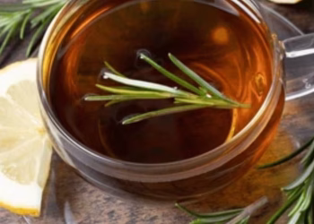 Para qué sirve consumir romero y limón mezclados: cuál es su beneficio para la salud