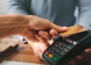 Bimonetarismo en Argentina: los comercios se preparan para aceptar pagos con débito en dólares