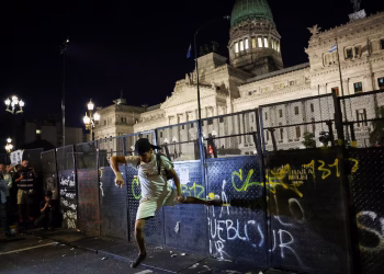 Marcha de jubilados en vivo: tras una protesta sin incidentes, un grupo de violentos intenta derribar el vallado policial