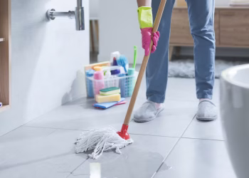 Cuánto cobrarán en abril quienes hacen trabajo doméstico: valores por hora y por mes, según tipo de tareas