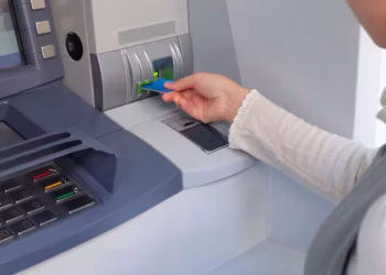 Por qué recomiendan pegar un sticker en la tarjeta de débito y cómo se debe hacer