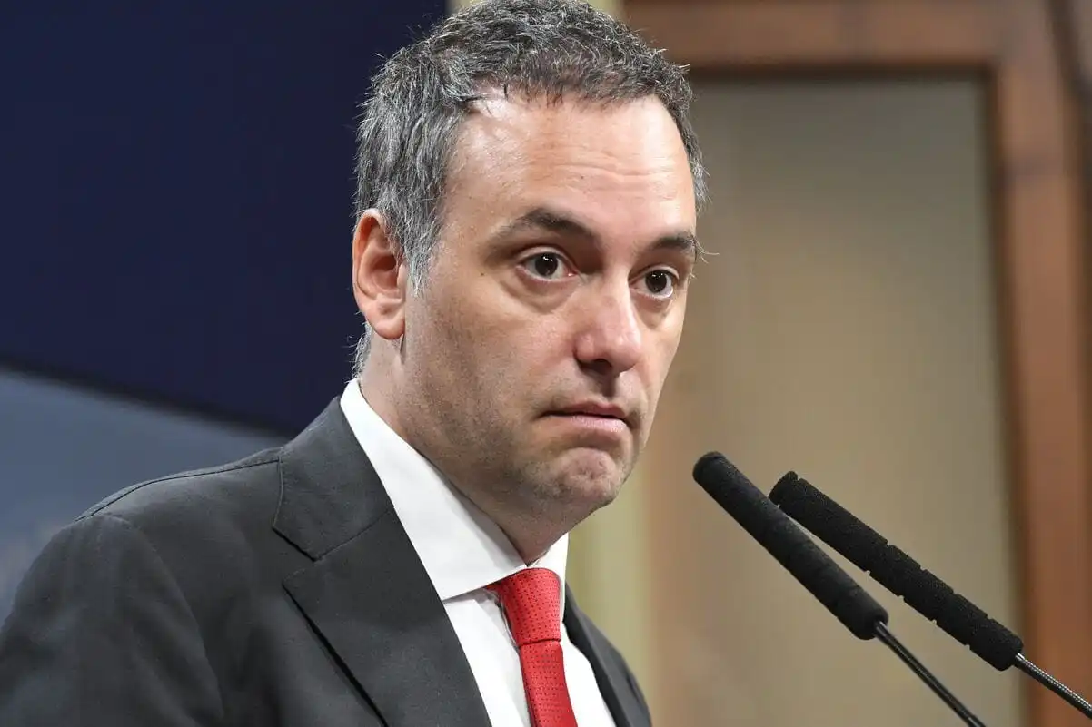 La Justicia abrió una causa por los viajes de Manuel Adorni a Nueva York y Punta del Este - Diario San Rafael