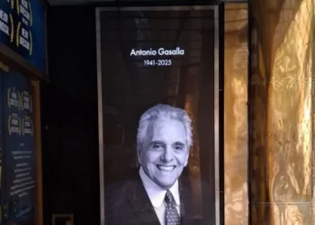 Una multitud se acercó al Teatro Maipo para despedir a Antonio Gasalla