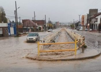 Grave temporal en Comodoro Rivadavia: hay inundaciones, aludes y daños en el Hospital Regional