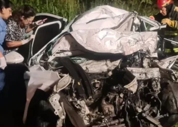 Choque fatal entre un micro y un auto: ascienden a tres los muertos en Córdoba