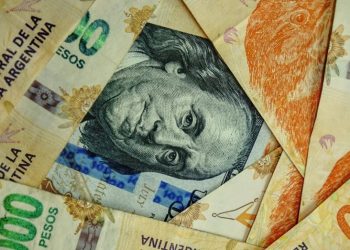 Crece la dolarización y el blue quedó a un paso de los $1.300